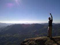No topo da Pedra do Baú, na região de Campos do Jordão - SP